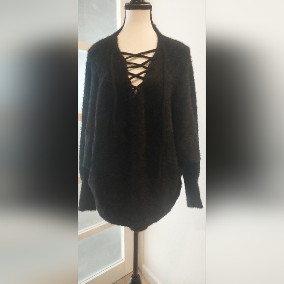 Sweaters - Elegant Black V-Neck Sweater